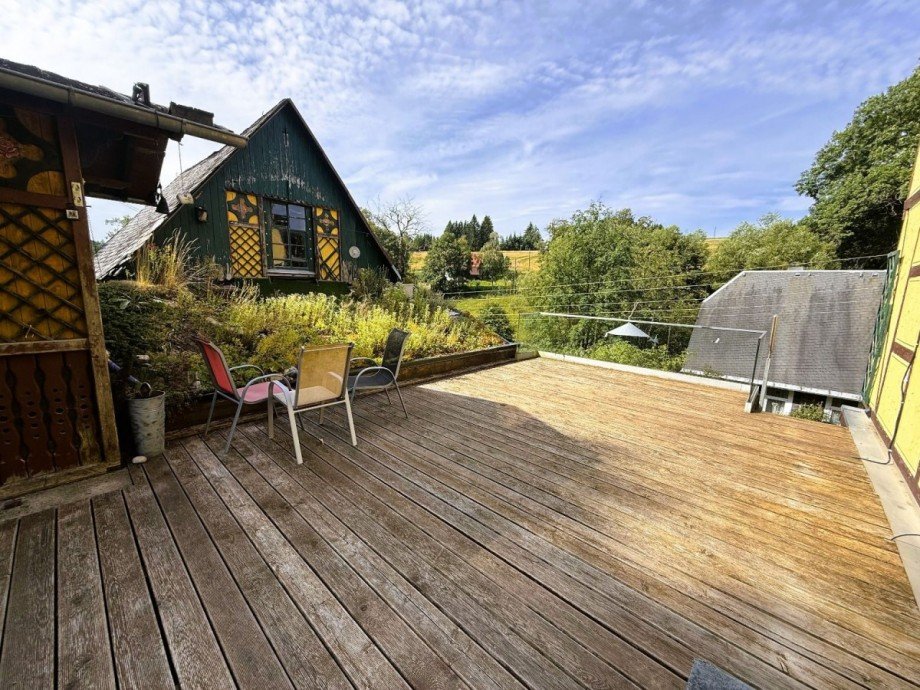 Holzterrasse mit Gartenblick Mehrfamilienhaus Neuhaus am Rennweg OT Limbach