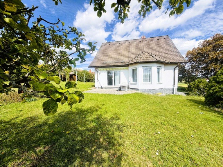 Wei�es Haus im Garten Stadtilm Einfamilienhaus Viel Raum f�r Ihre Wohntr�ume: Gepflegtes Einfamilienhaus auf Traumgrundst�ck in ruhiger Wohnlage