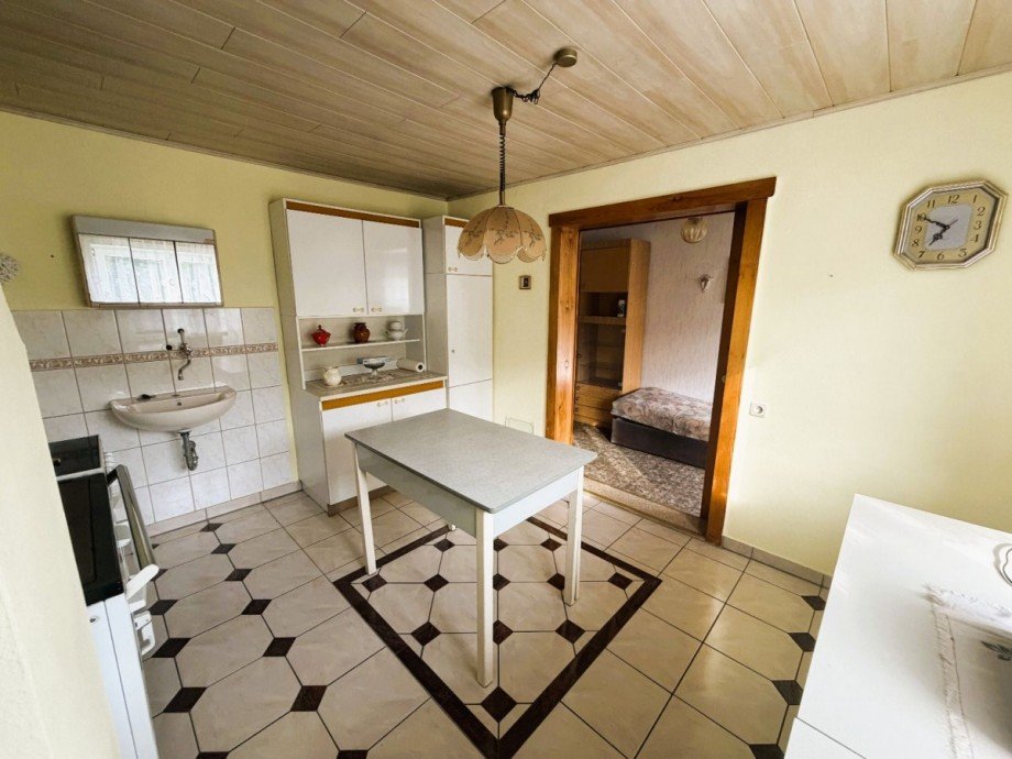 Helle K�che mit Tisch Mehrfamilienhaus Katzh�tte