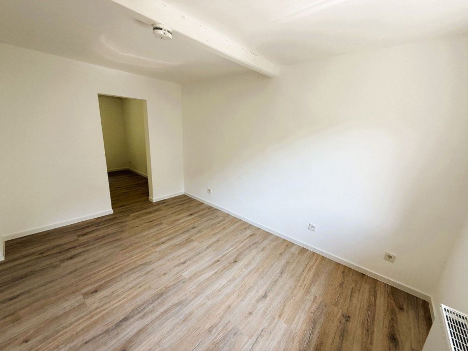 Leeres Zimmer mit Holzboden Etagenwohnung Zella-Mehlis