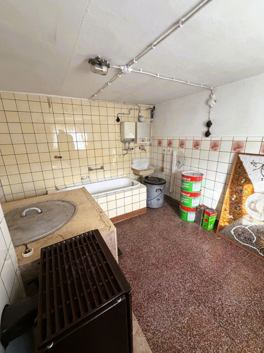 Kellerraum mit Badewanne Mehrfamilienhaus Katzh�tte