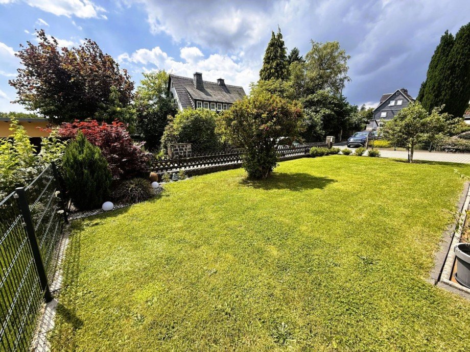 Gr�ner Garten mit Haus Einfamilienhaus Steinbach am Wald