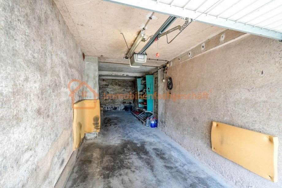 Ger�umige Garage mit Tor Haus Neuhaus