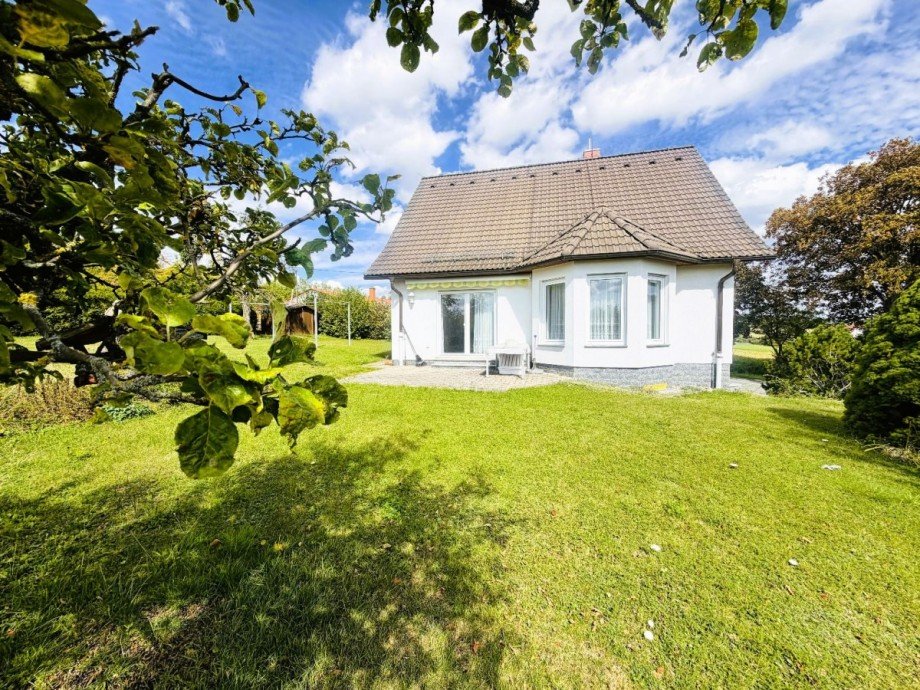 Wei�es Haus im Garten Einfamilienhaus Stadtilm