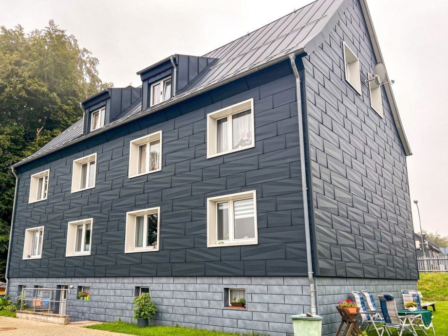 Hausansicht vom Parkplatz Etagenwohnung Gro�breitenbach