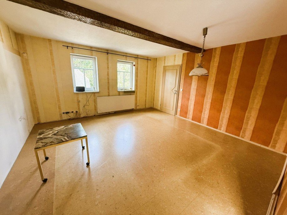Leeres Wohnzimmer mit Tisch Mehrfamilienhaus Neuhaus am Rennweg OT Limbach