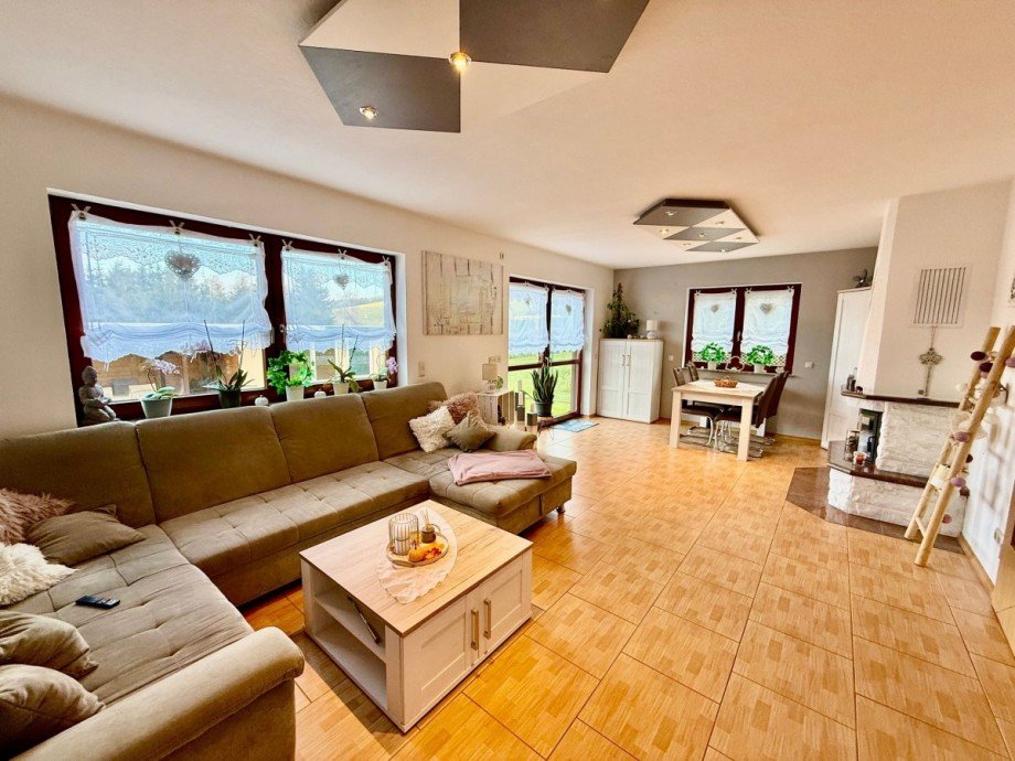 Helles Wohnzimmer mit Kamin EG Einfamilienhaus Ilmenau