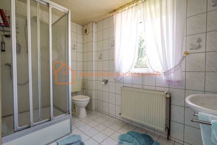 Helles Badezimmer mit Dusche Haus Neuhaus
