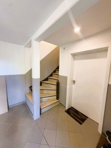 Treppenhaus mit Eingangst�r Erstbezug nach Kernsanierung-Moderne Souterrainwohnung mit eigenem Eingang und direktem Gartenzugang