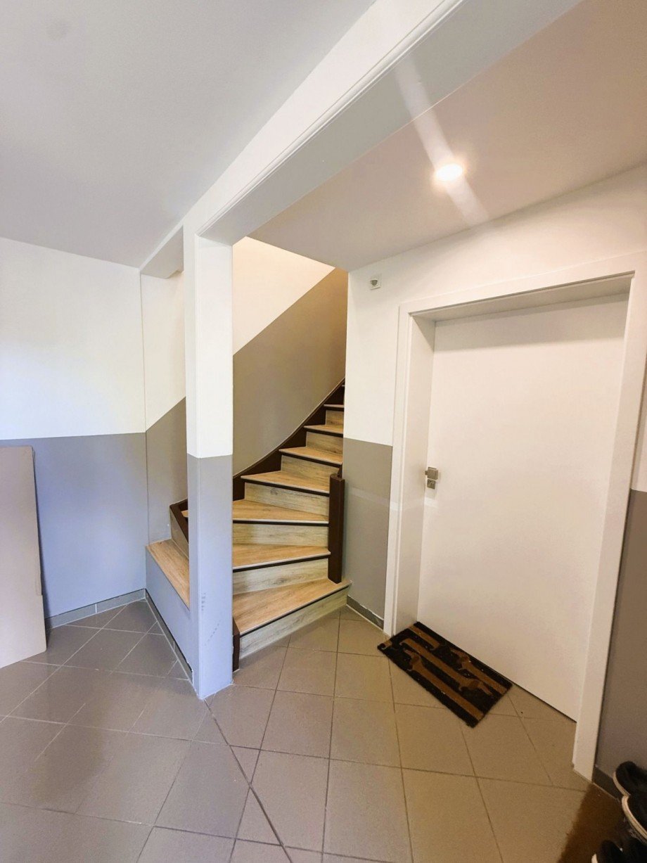 Treppenhaus mit Eingangst�r Souterrainwohnung Zella-Mehlis