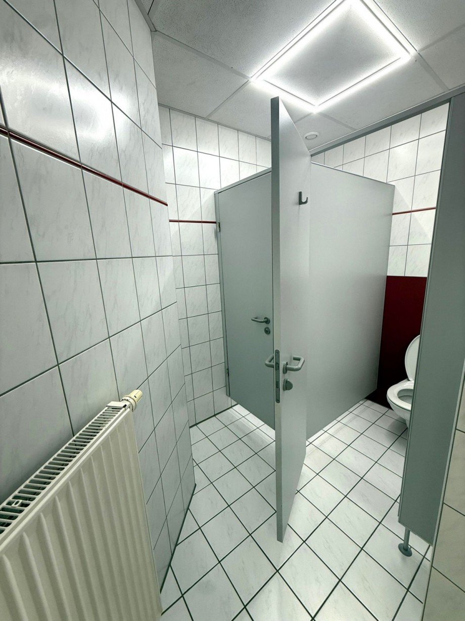 Toilettenkabine mit Kacheln Gastronomie Neuhaus am Rennweg