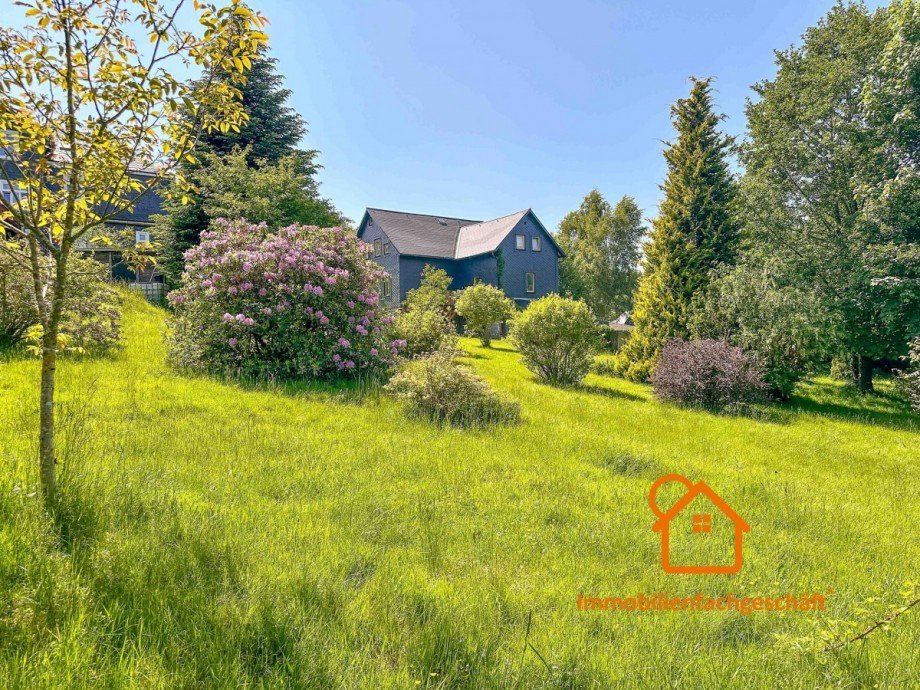 Gr�ner Garten mit Haus Einfamilienhaus Neuhaus am Rennweg