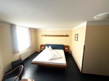 Helles Doppelzimmer Traumimmobilie direkt am Rennsteig- Hotel & Gastonomie zur vielseitigen Nutzung zu verkaufen