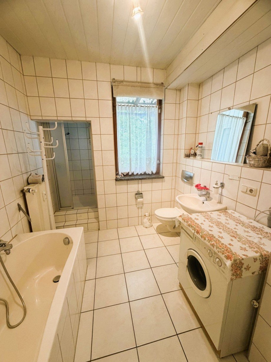 Helles Badezimmer mit Fliesen Mehrfamilienhaus Ilmenau