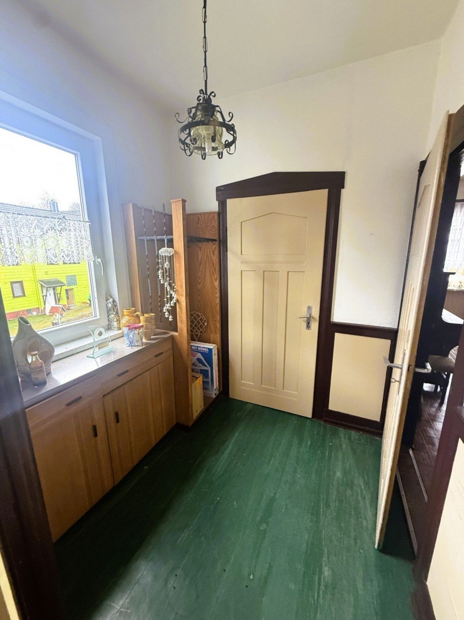 Flur mit Fenster und T�ren Mehrfamilienhaus Gro�breitenbach