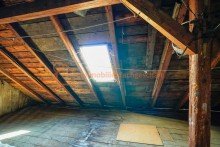 Dachboden mit Dachfenster Historisches Anwesen mit Geschichte und Potenzial