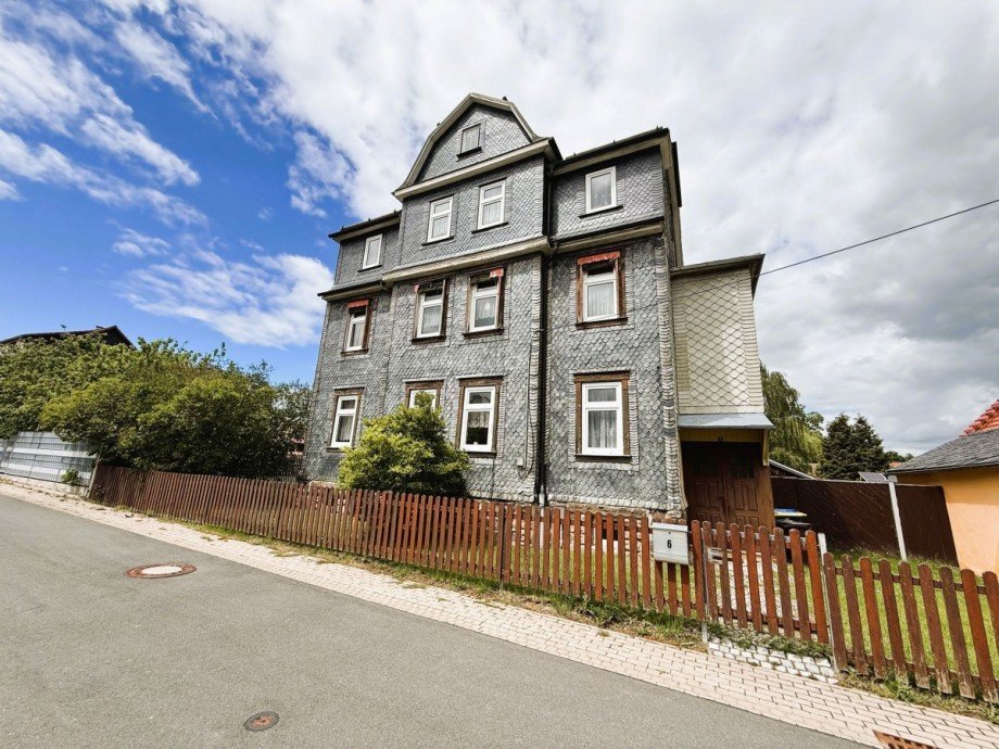 Graues Haus mit Zaun Mehrfamilienhaus Ilmenau