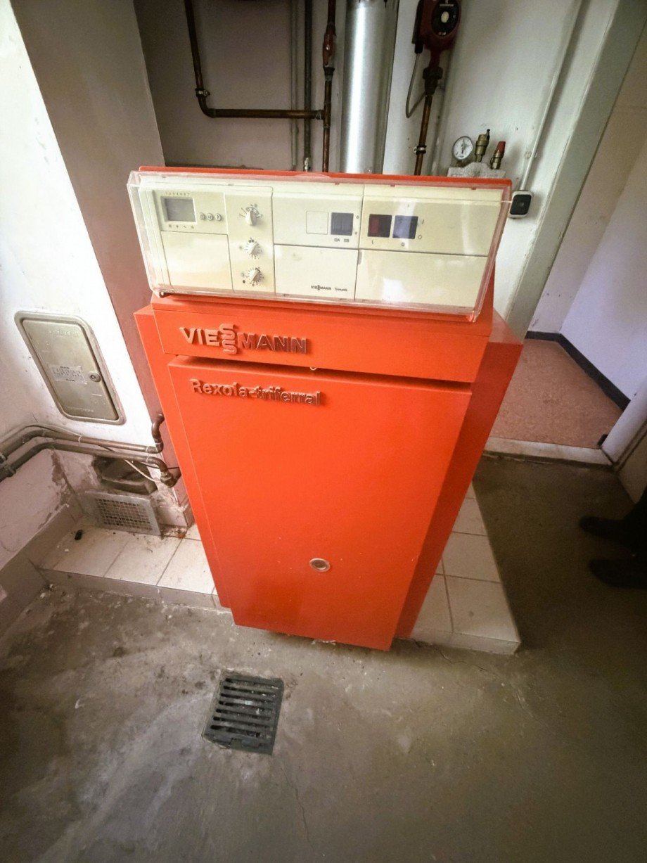 Roter Heizkessel im Keller Einfamilienhaus Ilmenau