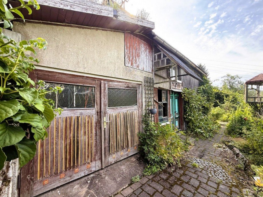 Altes Haus mit Pflanzen Mehrfamilienhaus Neuhaus am Rennweg OT Limbach