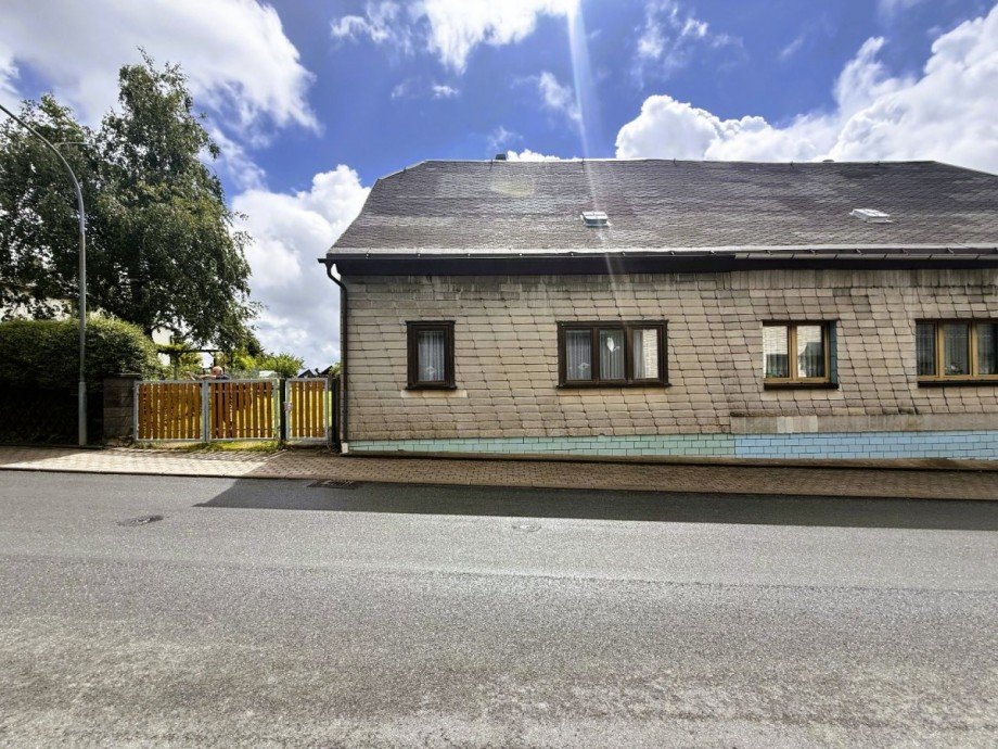 Haus an der Stra�e Reihenendhaus Gro�breitenbach