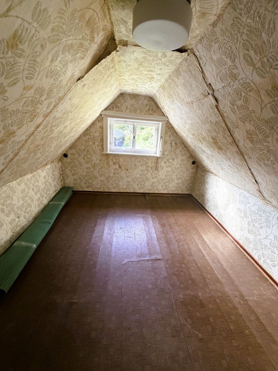Dachboden mit Fenster Mehrfamilienhaus Katzh�tte