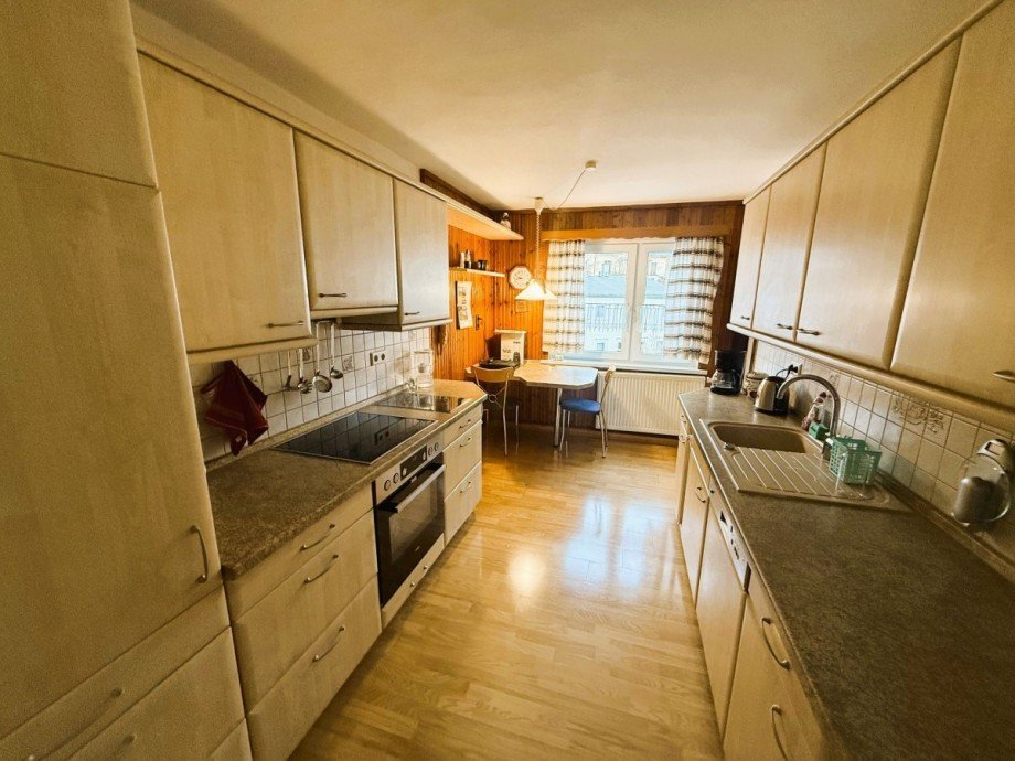 Helle K�che mit Holzm�beln Mehrfamilienhaus Gro�breitenbach