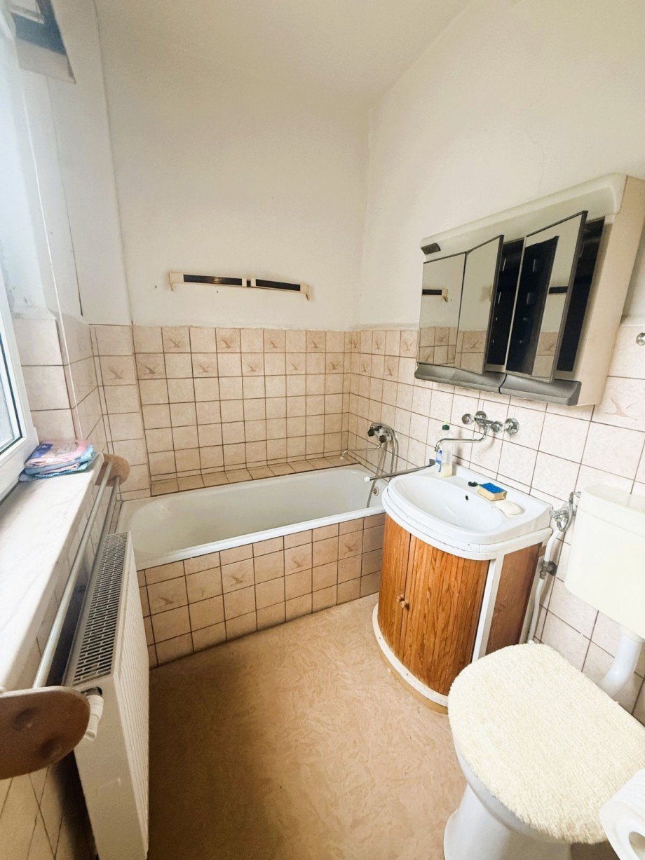 Kleines Badezimmer mit Wanne Mehrfamilienhaus Gro�breitenbach