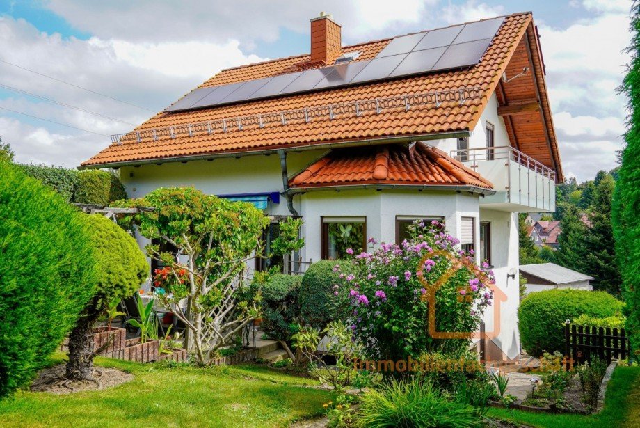 Haus mit Solarpanelen Einfamilienhaus Elgersburg