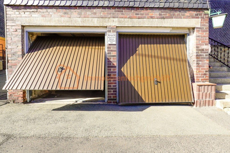 Garage mit Doppeltor Haus Neuhaus