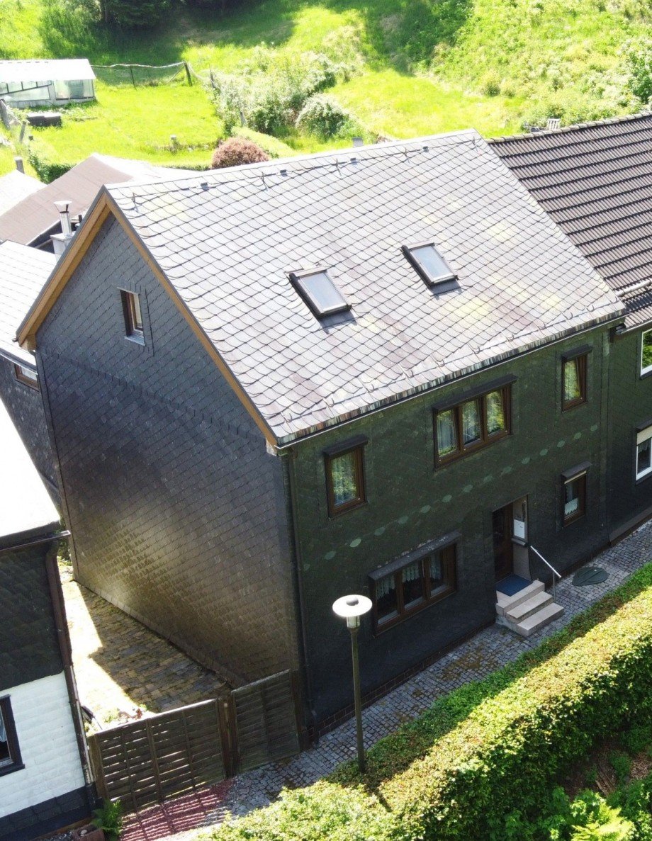 Dunkles Haus mit Garten Reihenendhaus Goldisthal