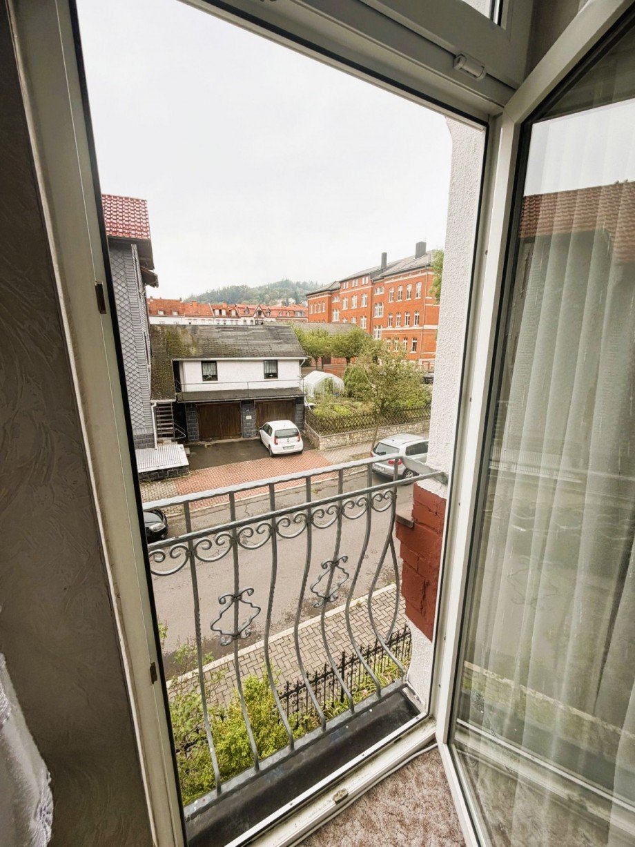 Blick aus ge�ffnetem Fenster Mehrfamilienhaus Ilmenau