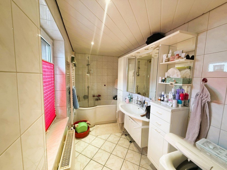 Helles Badezimmer mit Wanne Mehrfamilienhaus Gro�breitenbach