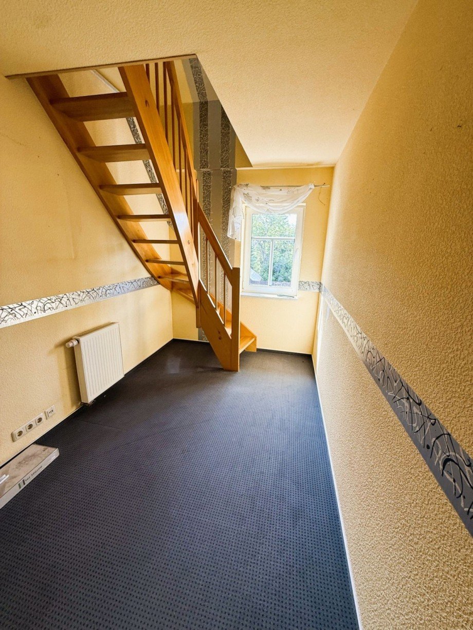 Schmales Zimmer mit Treppe Mehrfamilienhaus Neuhaus am Rennweg OT Limbach
