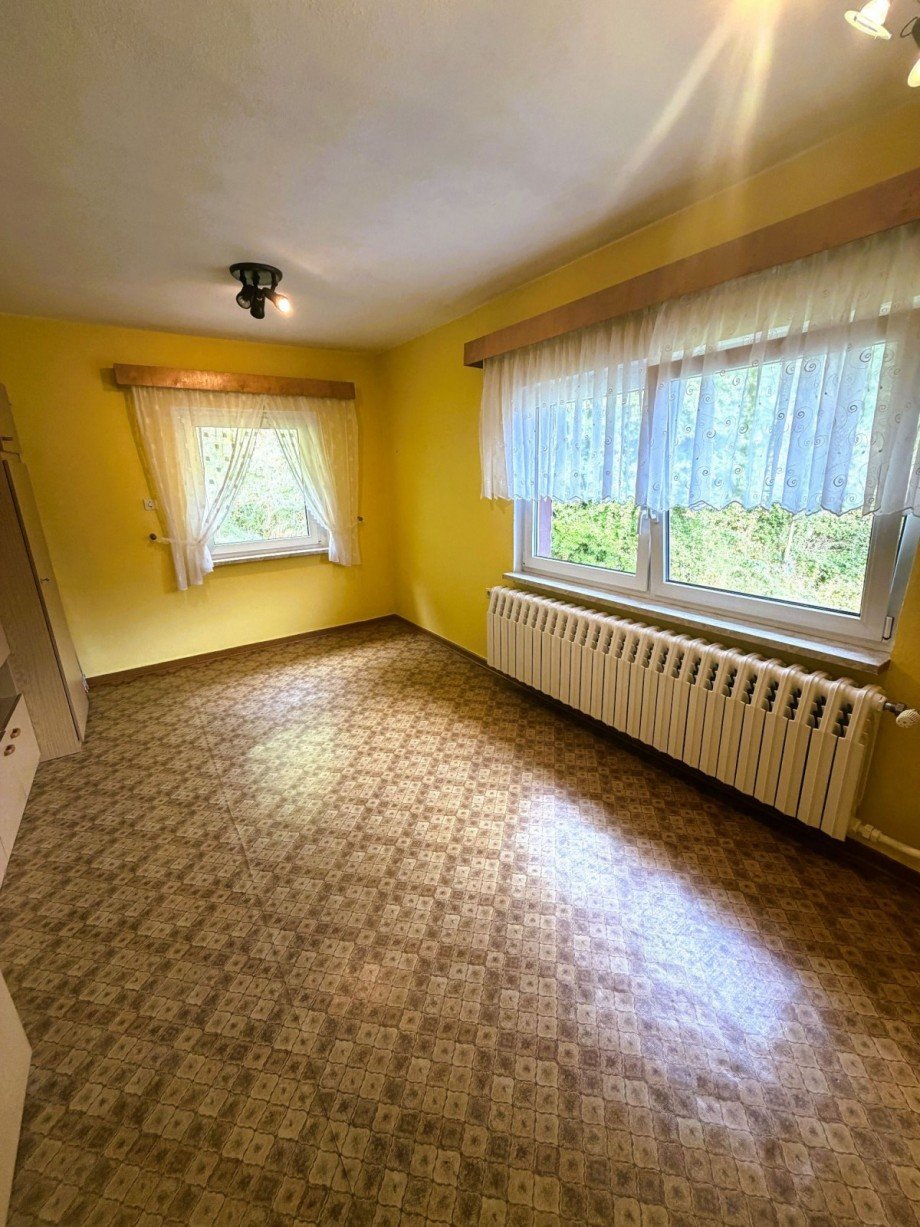 Helles gelbes Zimmer Mehrfamilienhaus Katzh�tte