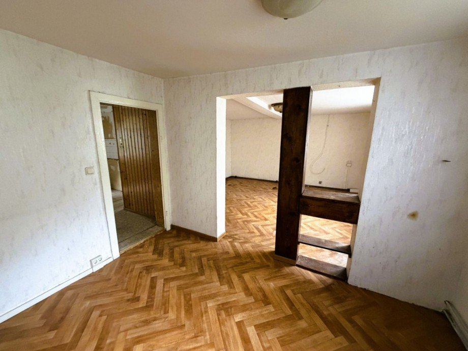 Leeres Zimmer mit Holzboden Einfamilienhaus Ilmenau