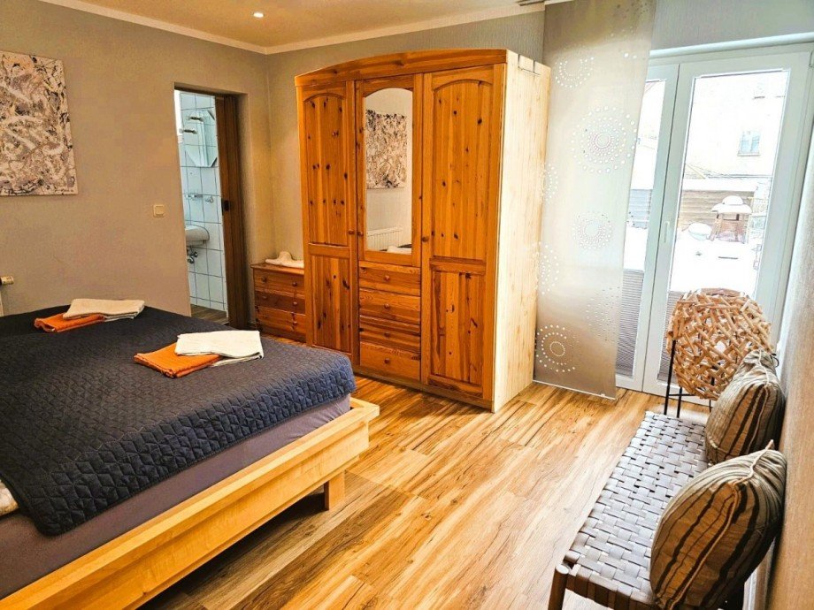 Helles Schlafzimmer mit Bad Freizeitimmobilie Masserberg