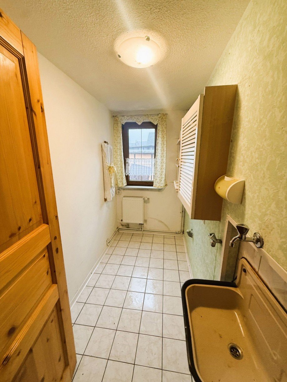 Kleines Badezimmer mit Fenster Einfamilienhaus Gro�breitenbach