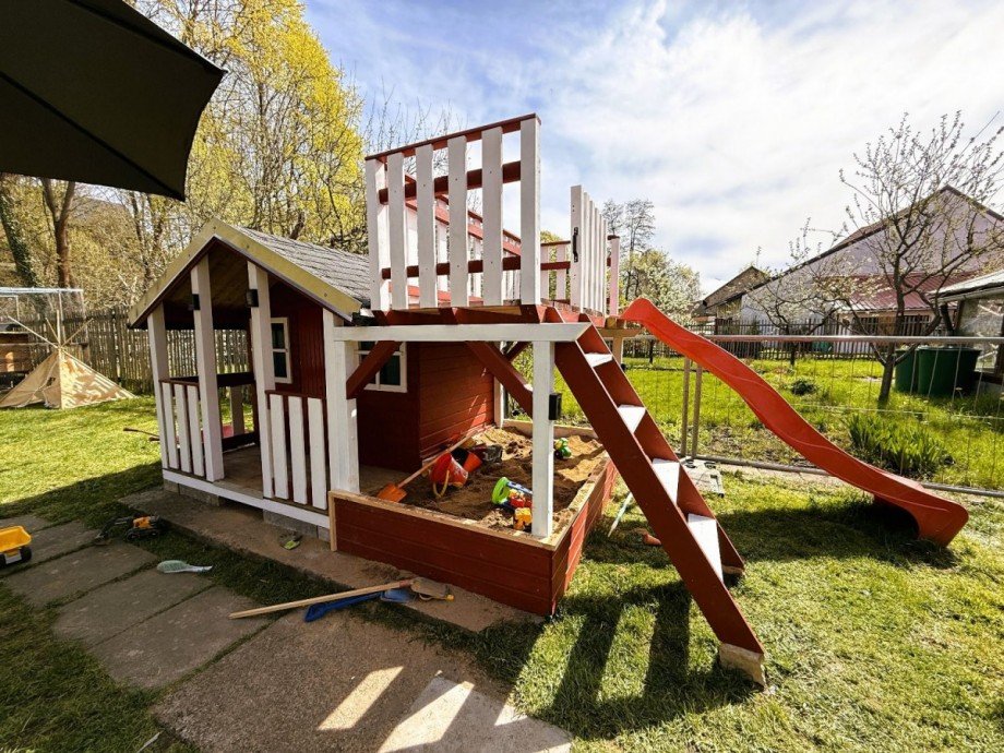 Rotes Spielhaus im Garten Einfamilienhaus Ilmenau