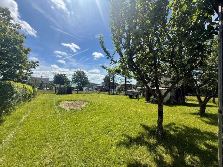 Gr�ner Garten mit B�umen Reihenendhaus Gro�breitenbach