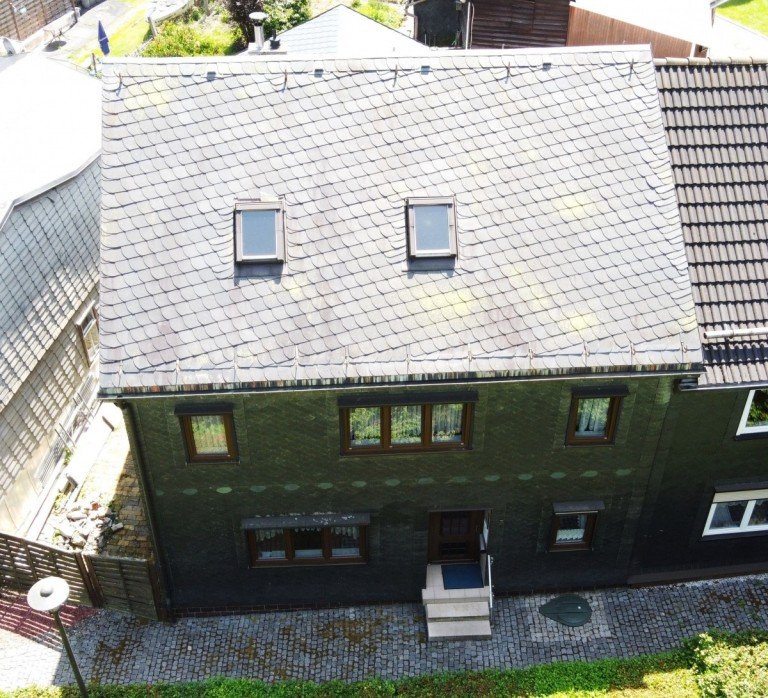 Haus aus der Vogelperspektive Goldisthal Reihenendhaus gem�tliches Einfamilienhaus in idyllischer Lage mit gro�em Garten & Garagen zu verkaufen