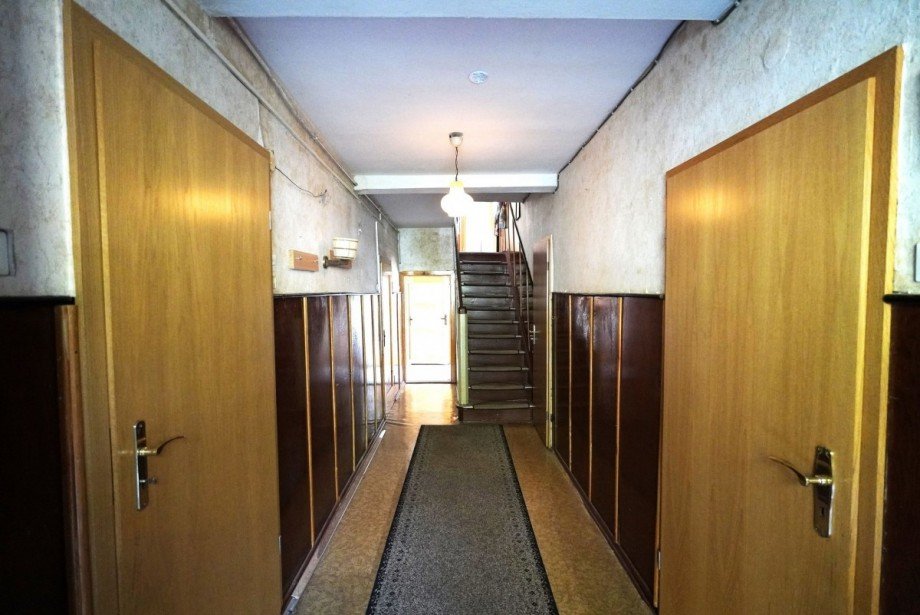 Langer Flur mit Treppen Reihenendhaus Goldisthal
