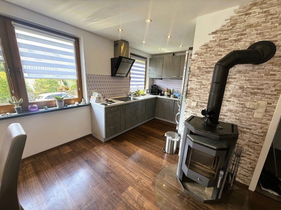 Moderne K�che mit Ofen Einfamilienhaus Steinbach am Wald