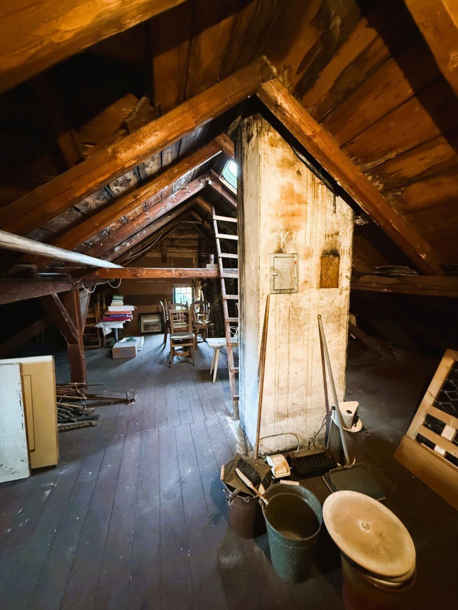 Alter Dachboden mit Leiter Mehrfamilienhaus Ilmenau