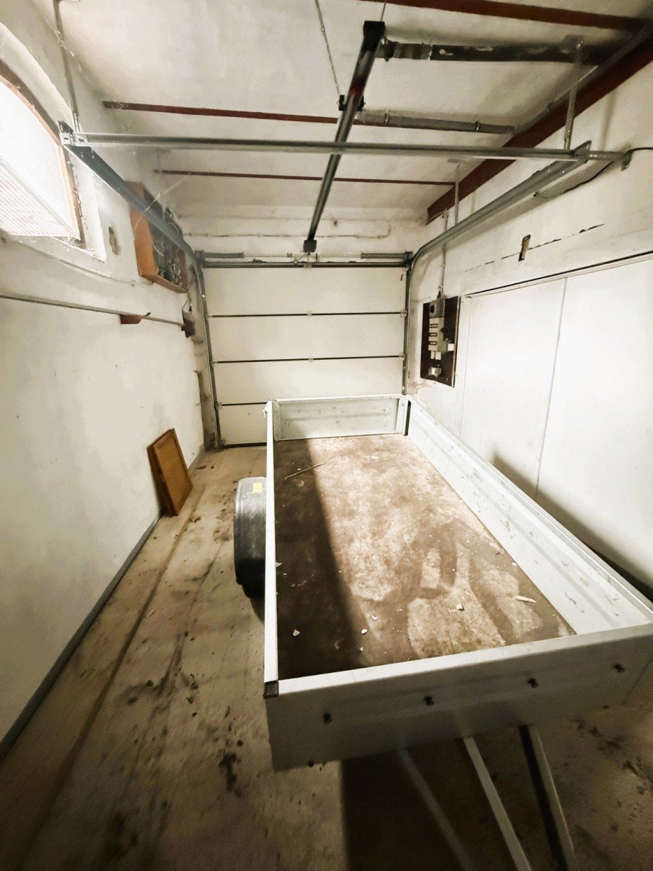 Ger�umige Garage mit Anh�nger Mehrfamilienhaus Gro�breitenbach