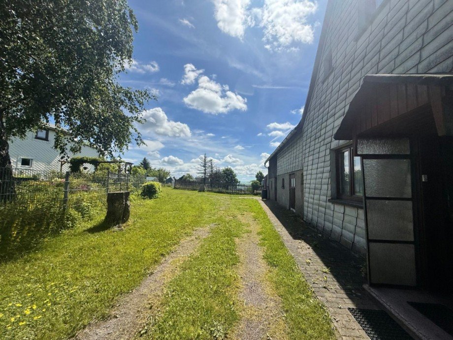 Gartenweg neben Geb�ude Reihenendhaus Gro�breitenbach
