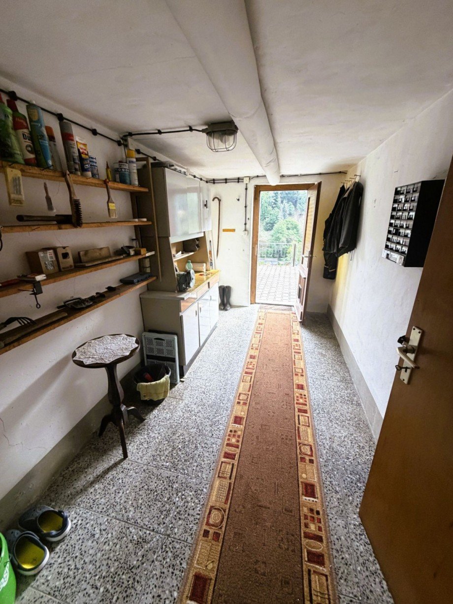 Schmaler Flur mit Regalen Mehrfamilienhaus Katzh�tte