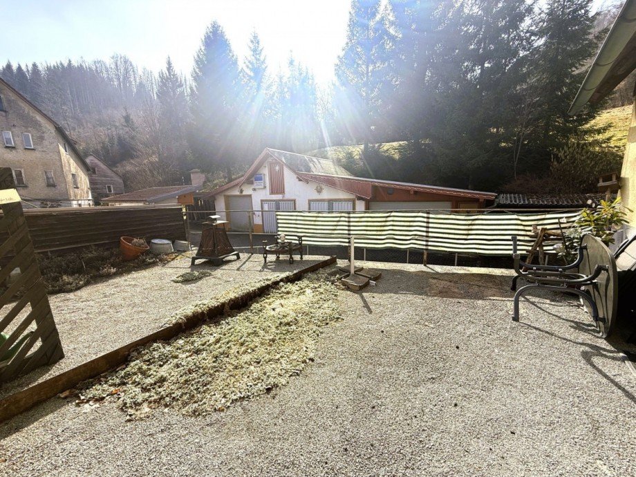 Sonniger Hinterhof mit Terrasse Freizeitimmobilie Masserberg