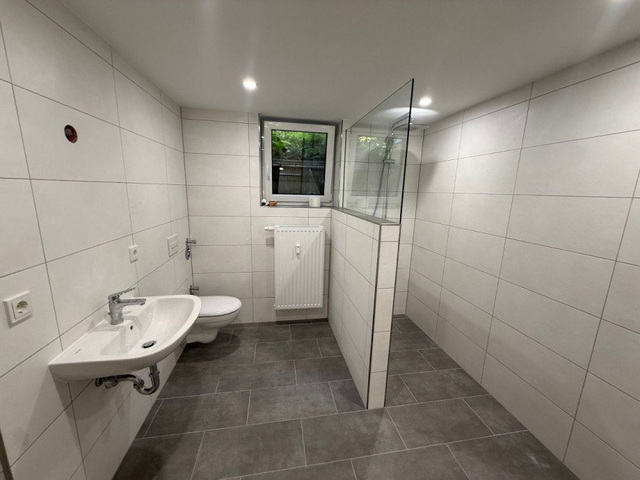 Modernes Badezimmer Souterrainwohnung Zella-Mehlis